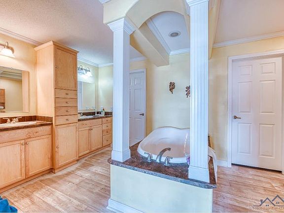 4th image of 181 Buchannan St