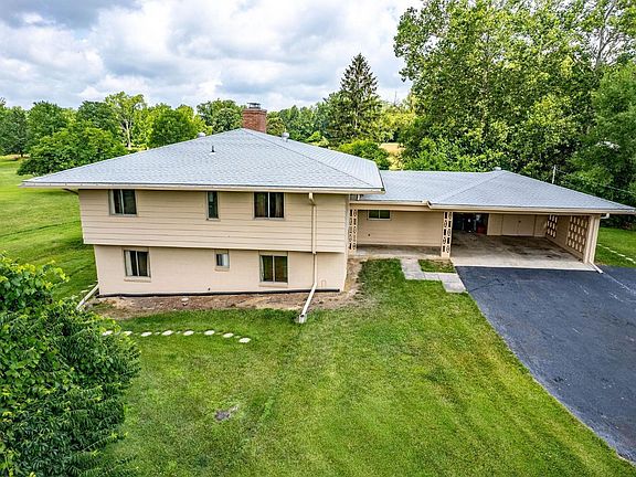 3rd image of 134 Pin Oak Dr