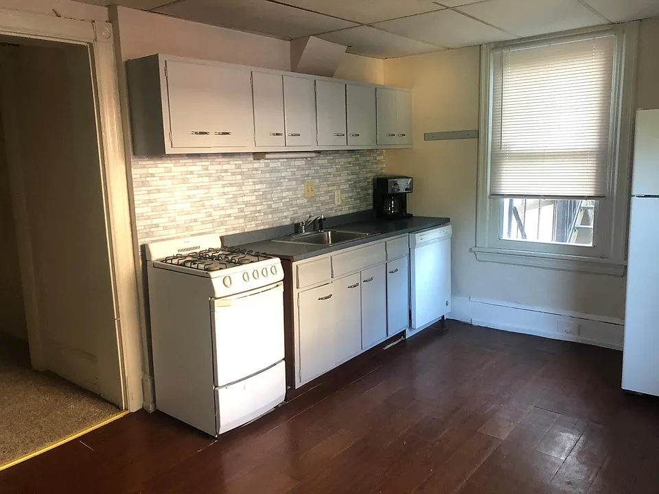 7 Montgomery Ave #2R