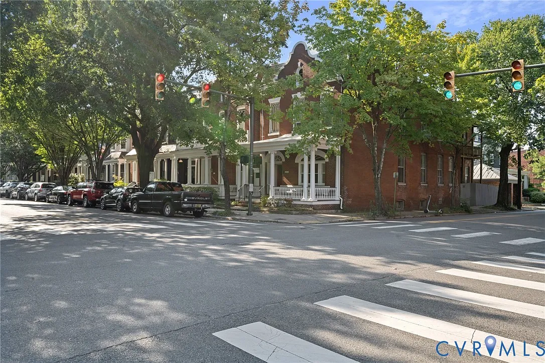 2 bed, 1.0 bath, 800 sqft, $2,000 — Photo 2