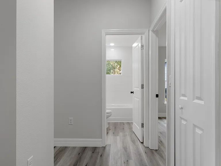1005 Yale Ln — Photo 12