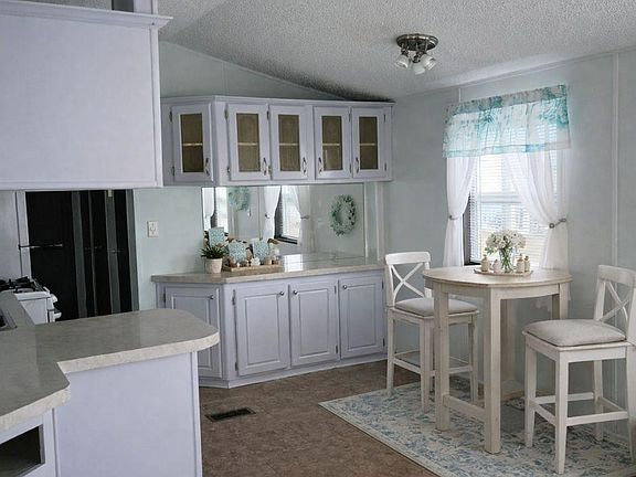 5th image of 93 Circle Rdg #202