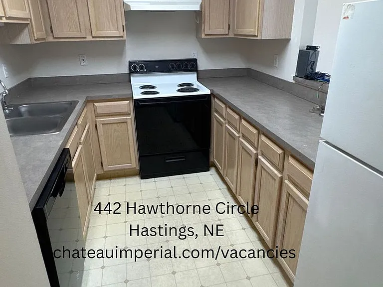 434-446 Hawthorne Cir — Photo 1
