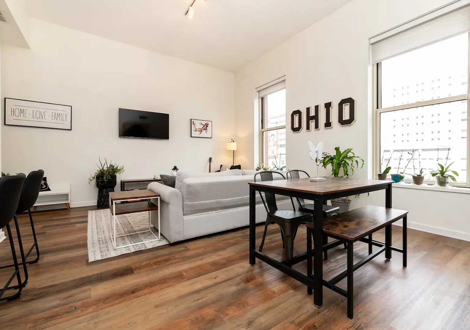 Cle Downtown Fun: Work, Play, Relax Airjet Retreat — Photo 1