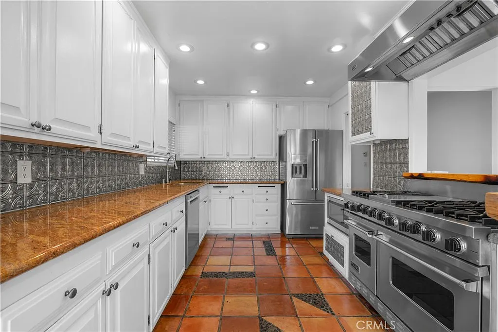 4 bed, 2.5 bath, 1718 sqft, $6,895 — Photo 4