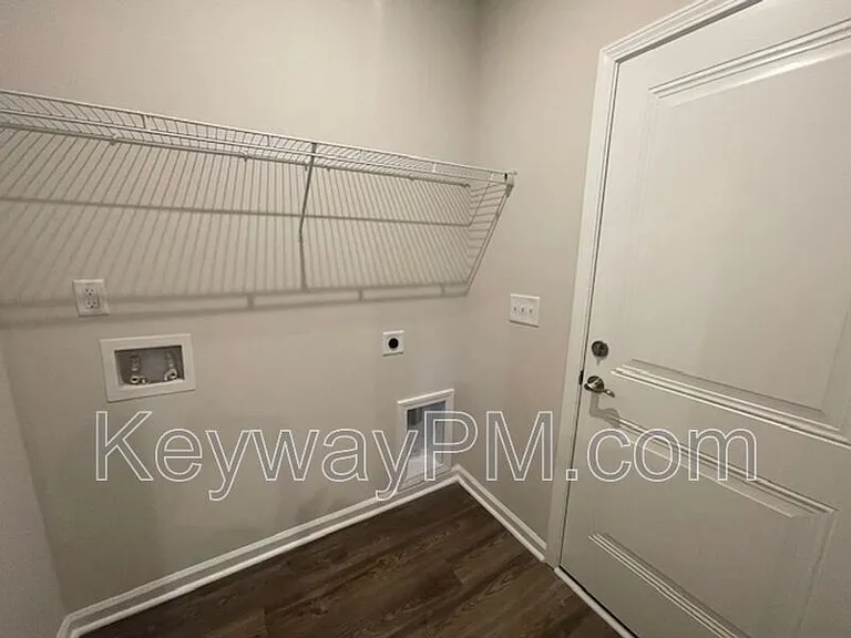 810 Manitou Cir — Photo 17