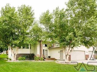 1712 S Locust Ave, Brandon, SD 57005