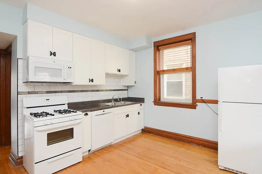 Awesome 2 Bed, 1 Bath at Western + Cornelia (Roscoe Village) — Photo 3