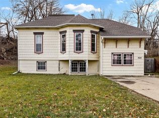3054 Woodland Dr SW, Cedar Rapids, IA 52404