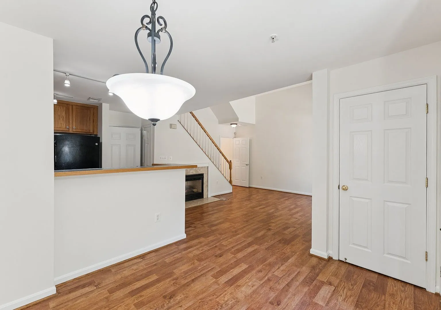 Conveniently located near Hunters Woods shops, with easy access to Reston Town Center and the Tol... — Photo 4