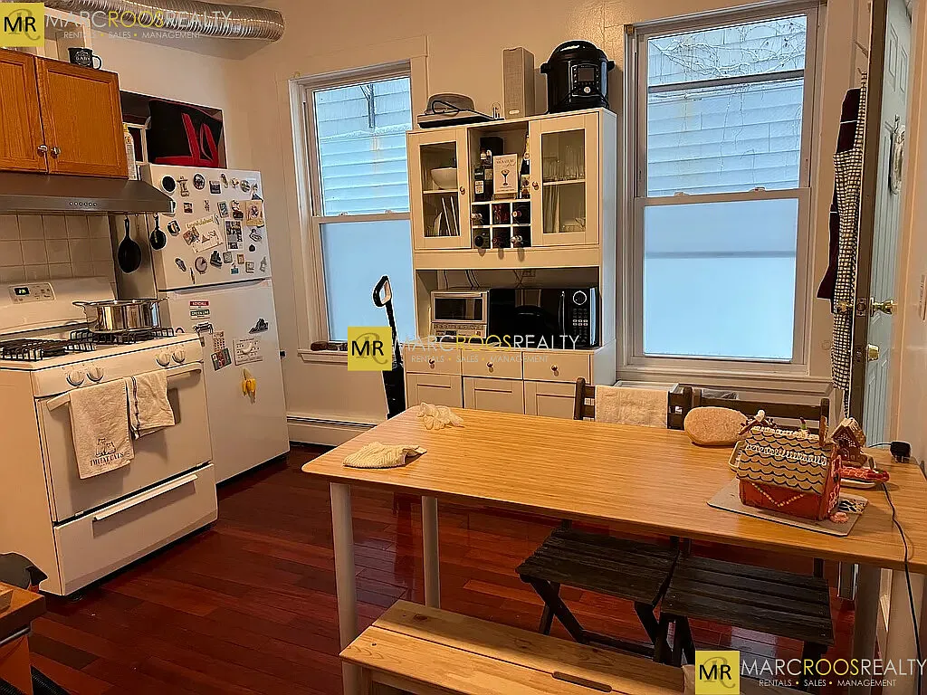 2 bed, 1.0 bath, 900 sqft, $3,180 — Photo 2