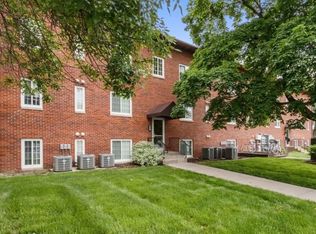 104 Grandview Ct, Iowa City, IA 52246
