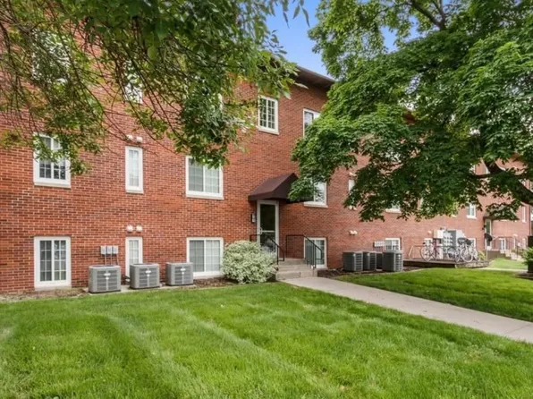 104 Grandview Ct, Iowa City, IA 52246