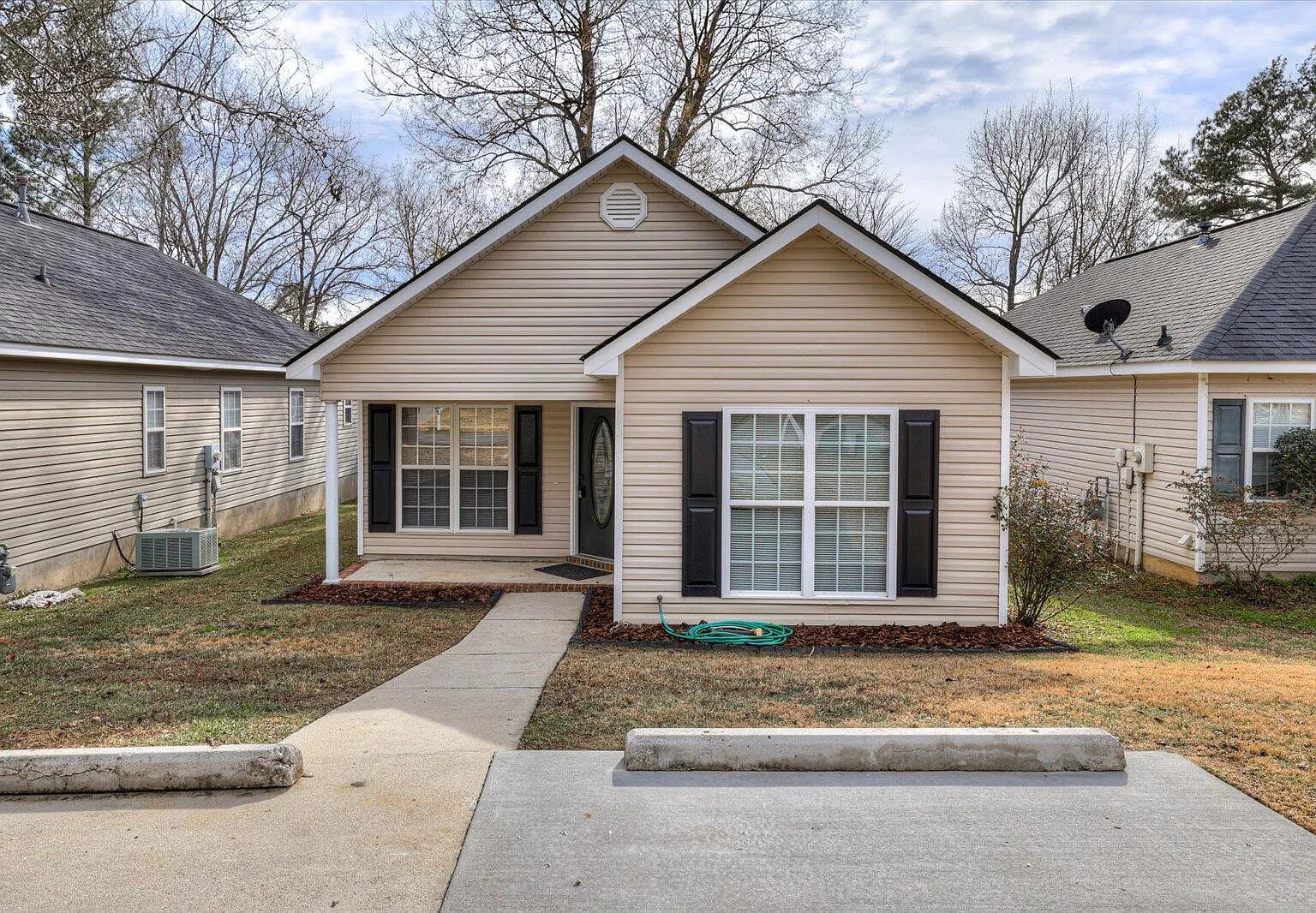 3 bed, 2.0 bath, 1308 sqft, $1,650 — Photo 1