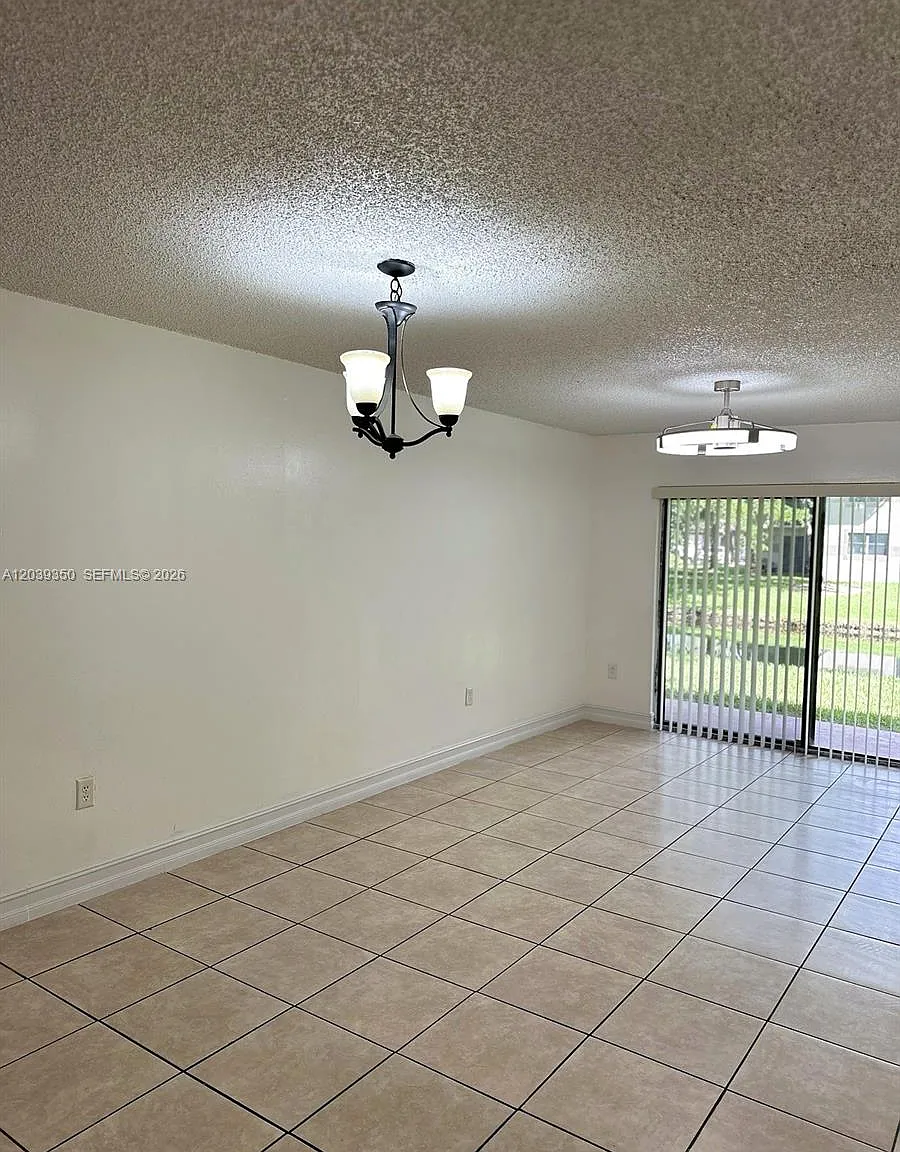 Villas De Venezia Condo — Photo 4