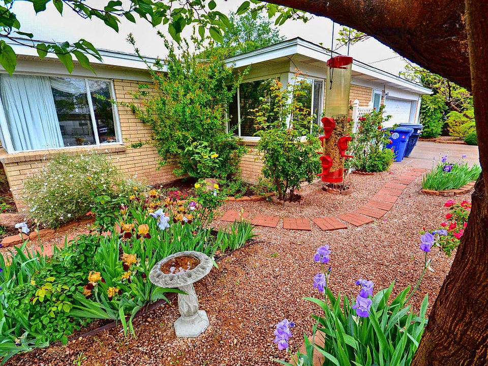 1st image of 400 Palomas Dr NE
