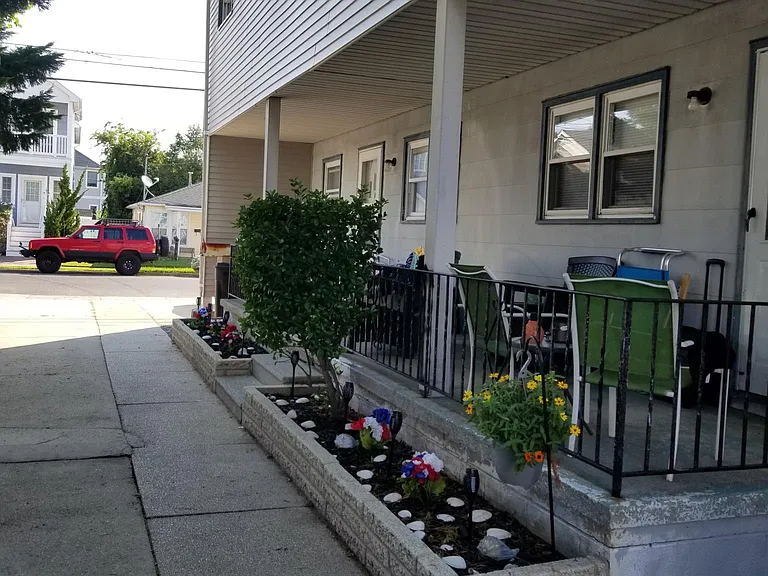 136 W Morning Glory Rd #B — Photo 6