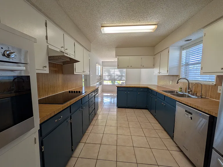 2305 Stockbridge Ct — Photo 6