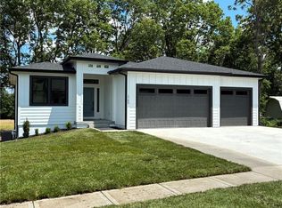 1703 Locust St, Oak Grove, MO 64075