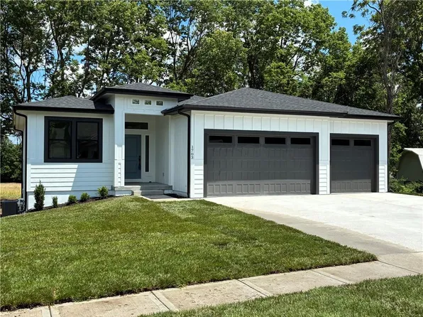 1703 Locust St, Oak Grove, MO 64075