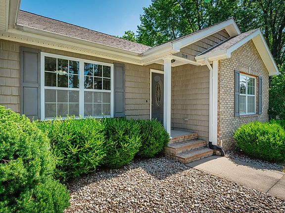 4th image of 208 Country Club Ln