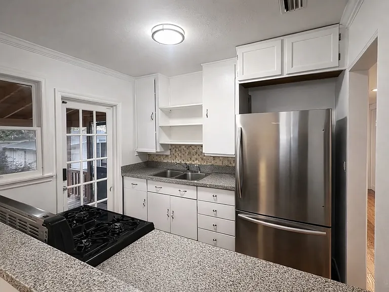 927 NE 7th Ave — Photo 2