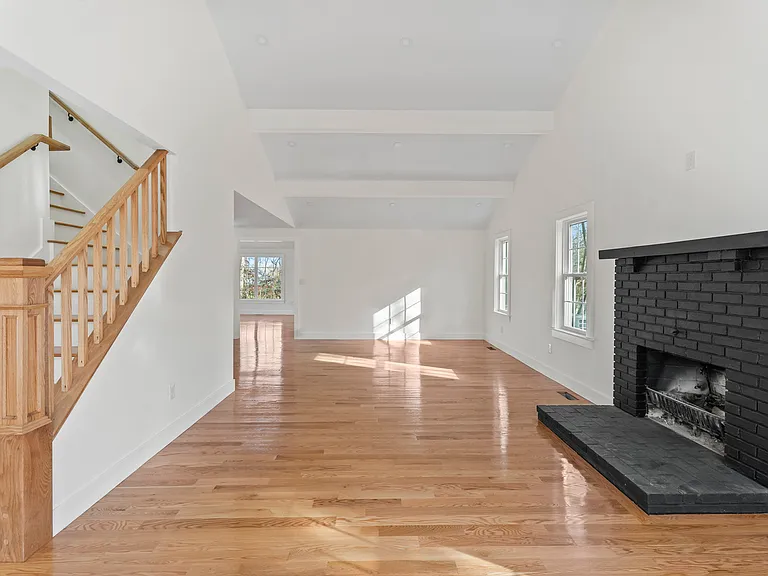 32 Laurel Ln — Photo 4