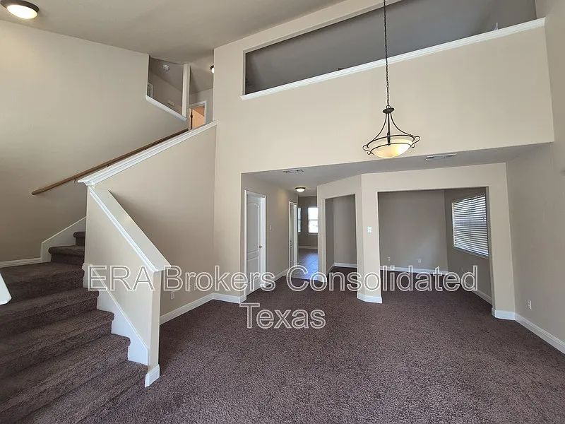 3 bed, 2.5 bath, 2337 sqft, $2,300 — Photo 3