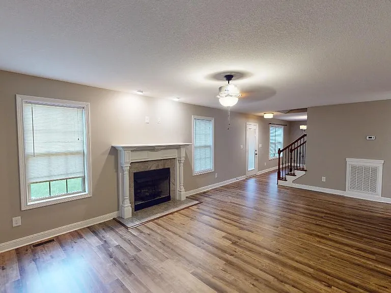 733 Cavalier Dr — Photo 4