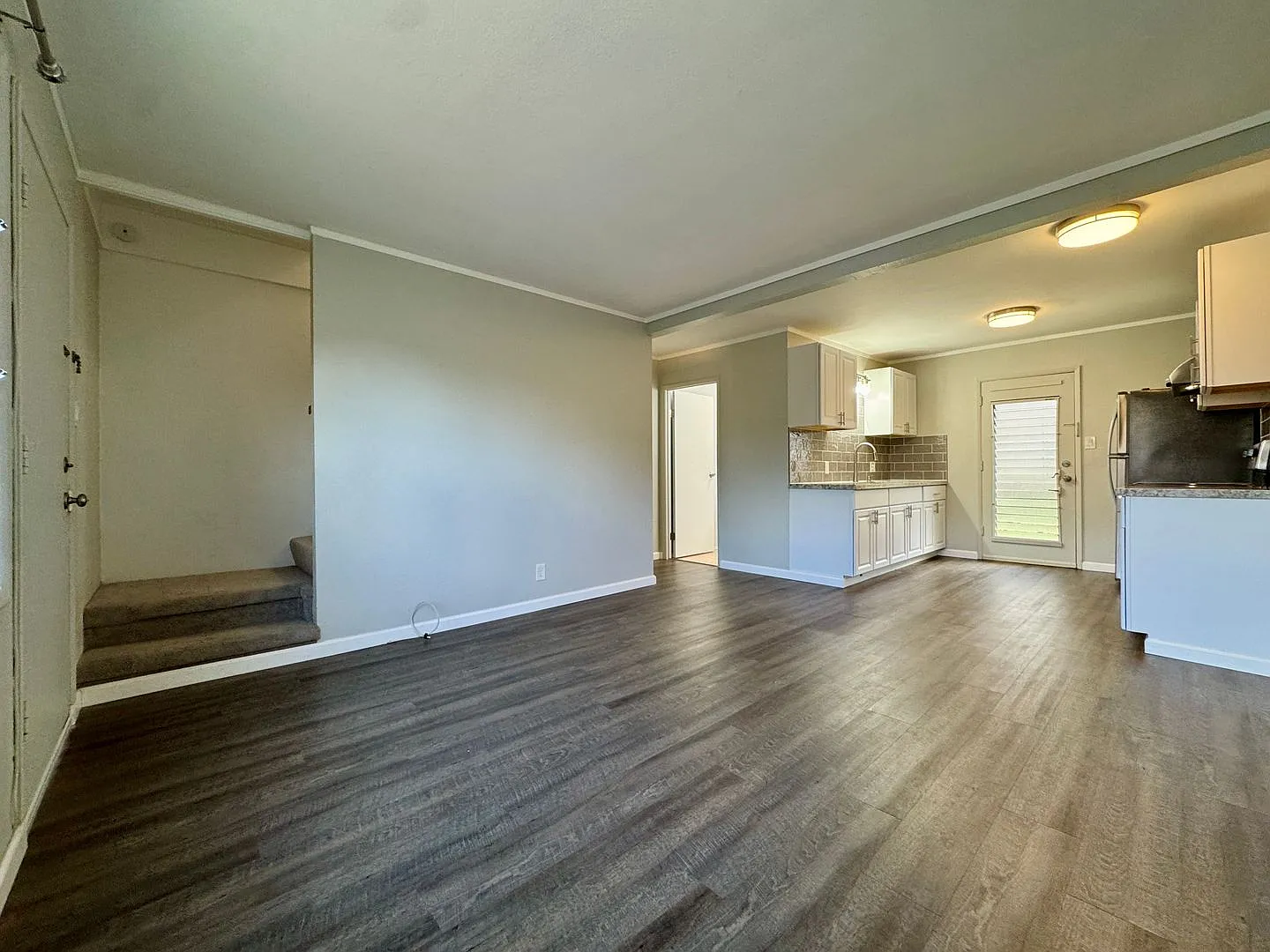 Beautifully Maintained 2-Bed 1.5-Bath Townhouse w/ Parking — Photo 4
