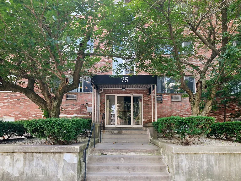 Gardner Street Apartments — Photo 15