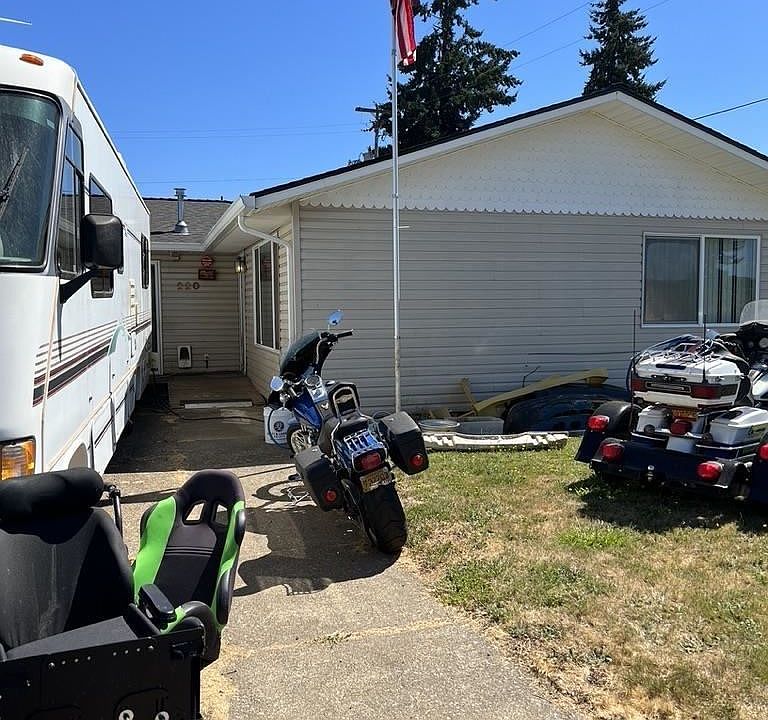 1st image of 220 NW Sunny Dr