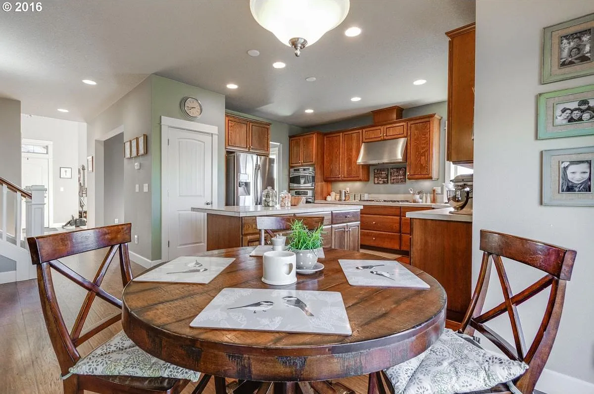 4 bed, 2.5 bath, 2804 sqft, $3,700 — Photo 4