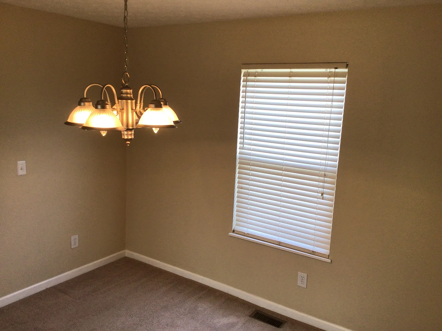 4 bed, 2.5 bath, 1866 sqft, $2,645 — Photo 4