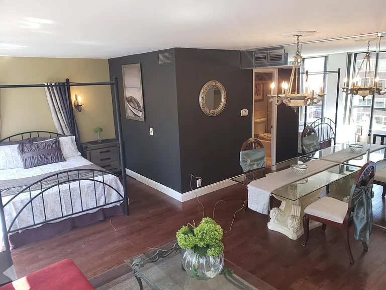 260 E Chestnut St — Photo 17