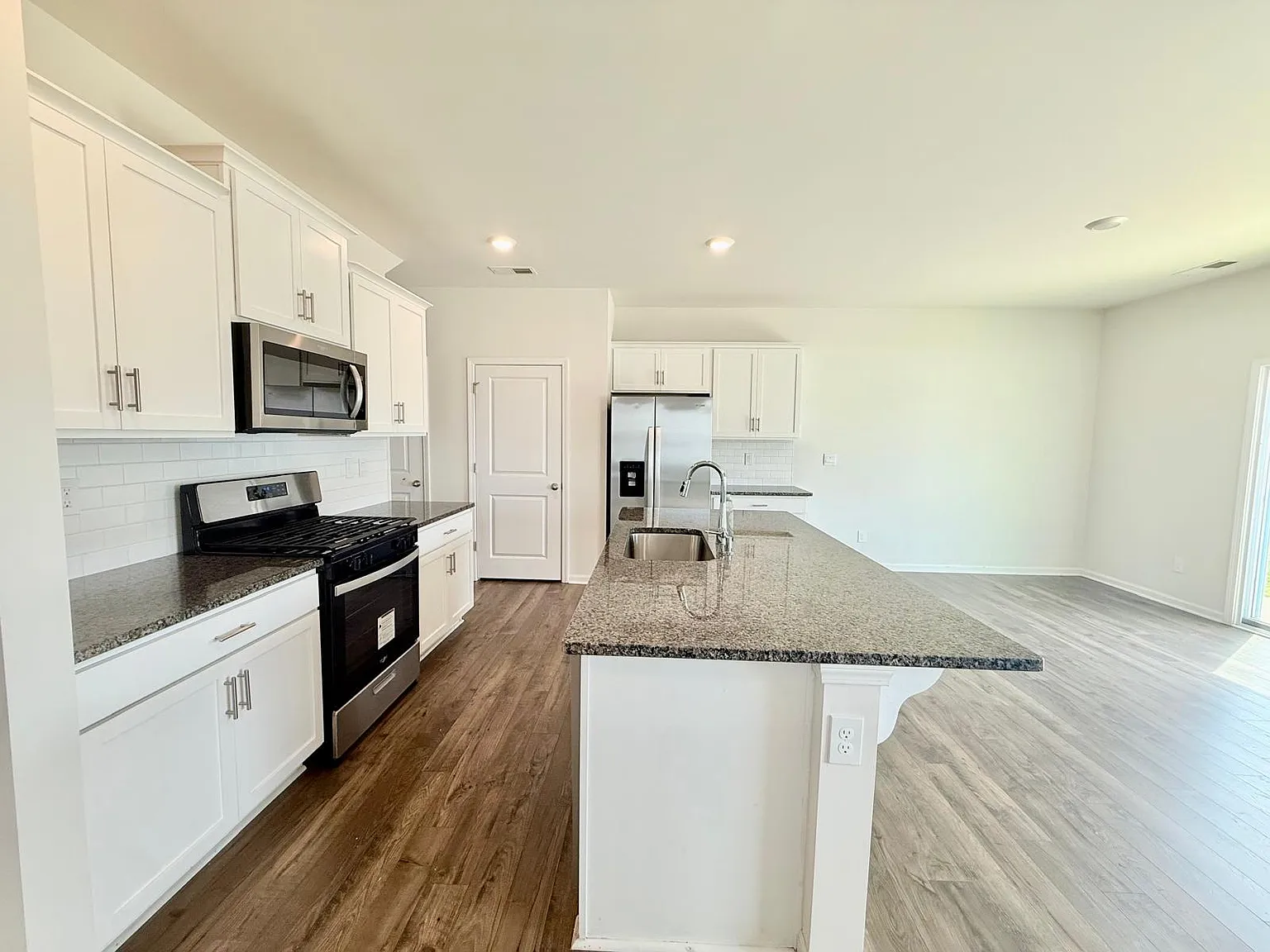 4 bed, 2.5 bath, 1976 sqft, $2,300 — Photo 3