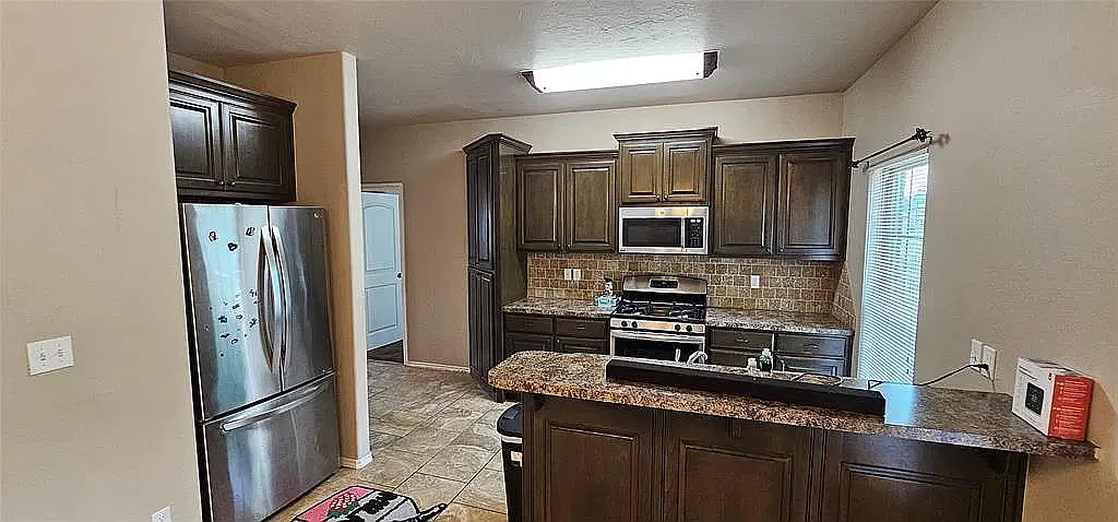 3 bed, 1600 sqft, $1,700 — Photo 2
