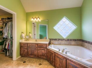 565 E Mockingbird St, Gardner, KS 66030