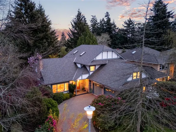 3913 Gibson Ct, Saanich, BC V8N 6E2