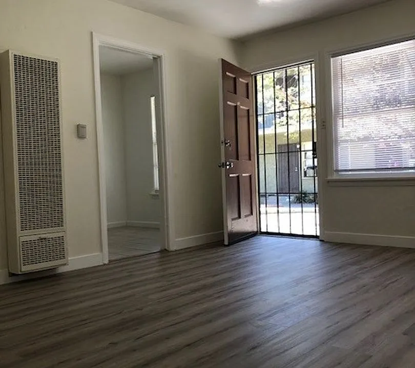 Cozy and Quiet Living in Long Beach