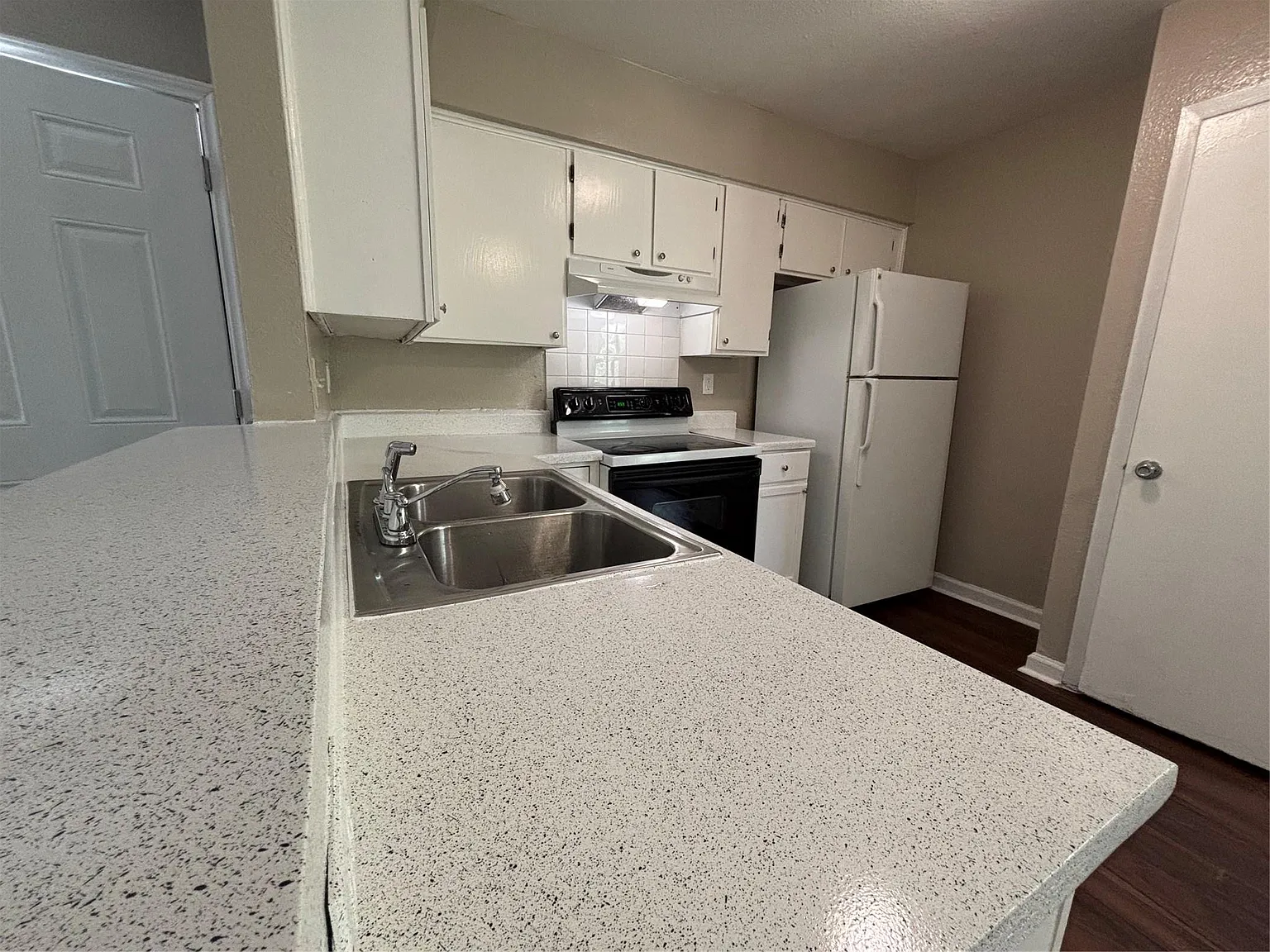 2 bed, 1.0 bath, 780 sqft, $995 — Photo 1