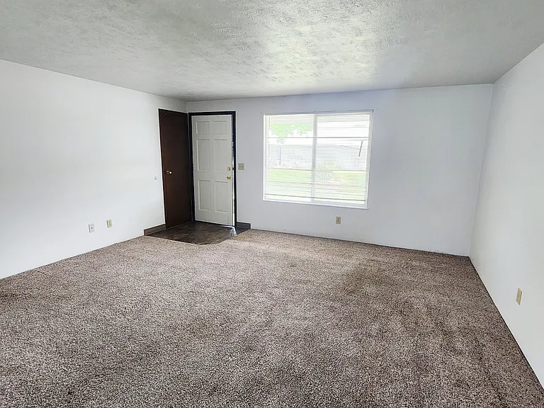 524 W Oak St — Photo 8