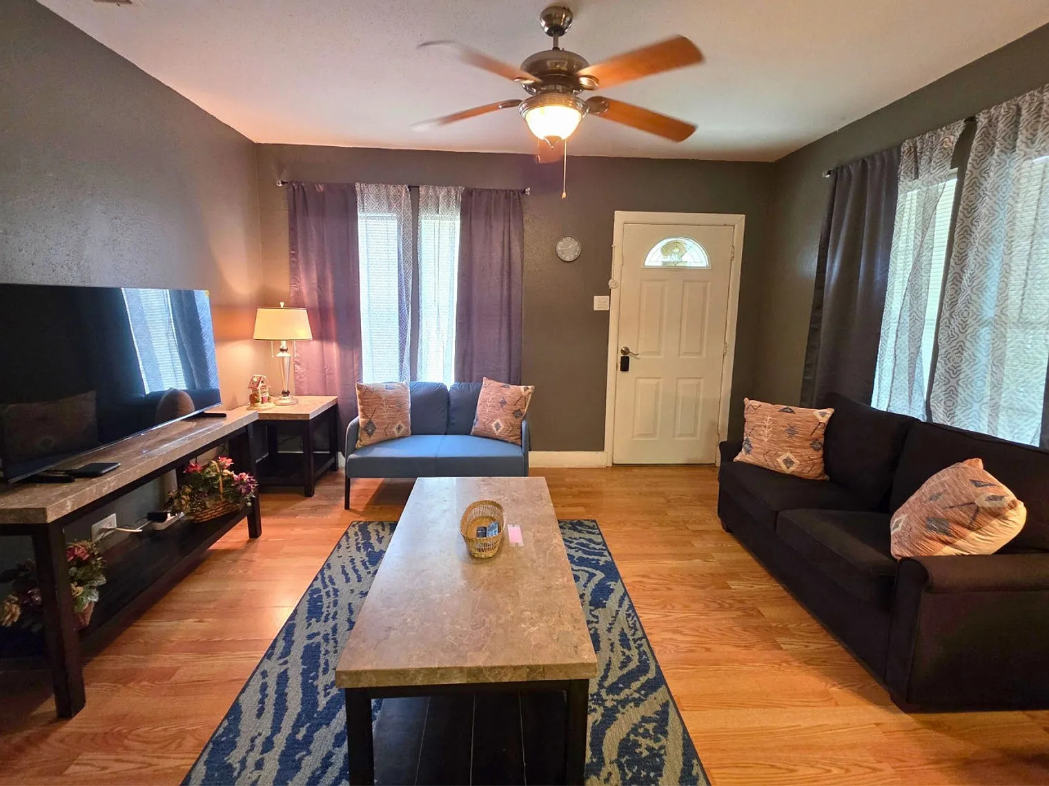 2 bed, 1.0 bath, 1076 sqft, $1,602 — Photo 2
