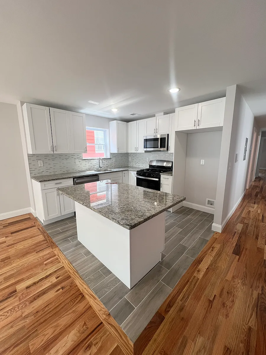 Building Photo - 879 S 18th St #1
