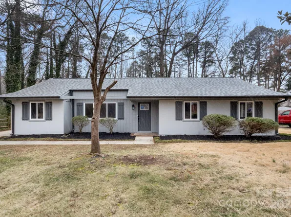 7124 Lake Dr, Matthews, NC 28104