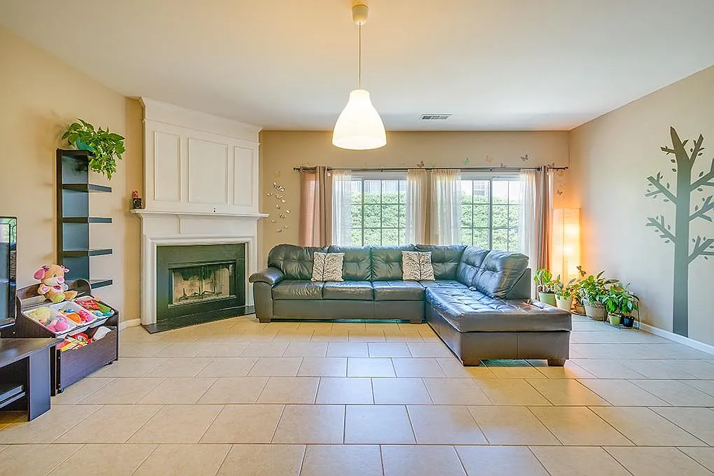 3 bed, 2.5 bath, 1386 sqft, $2,200 — Photo 4