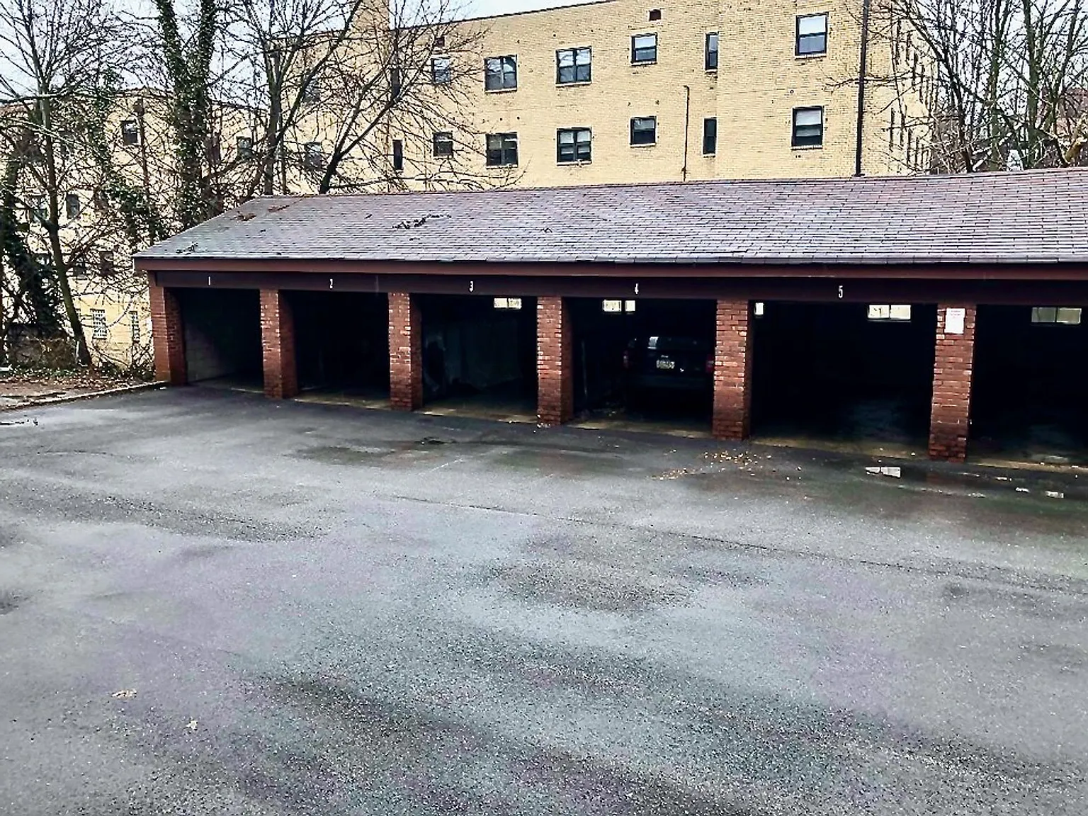 Spacious 1 Bedroom Apartments in the Heart of Mt. Lebanon * Pet Friendly * Walk to the T * Availa... — Photo 4
