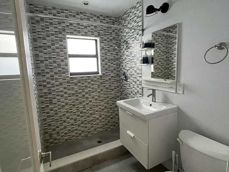 824 NE 4th St #2 — Photo 2