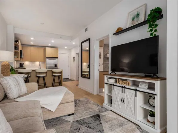 88 W 9th St NE #403, Calgary, AB T2E 4E1