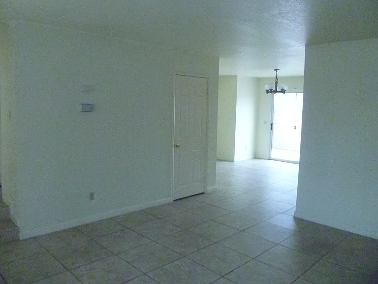 285 S Poplar Ave #B — Photo 8